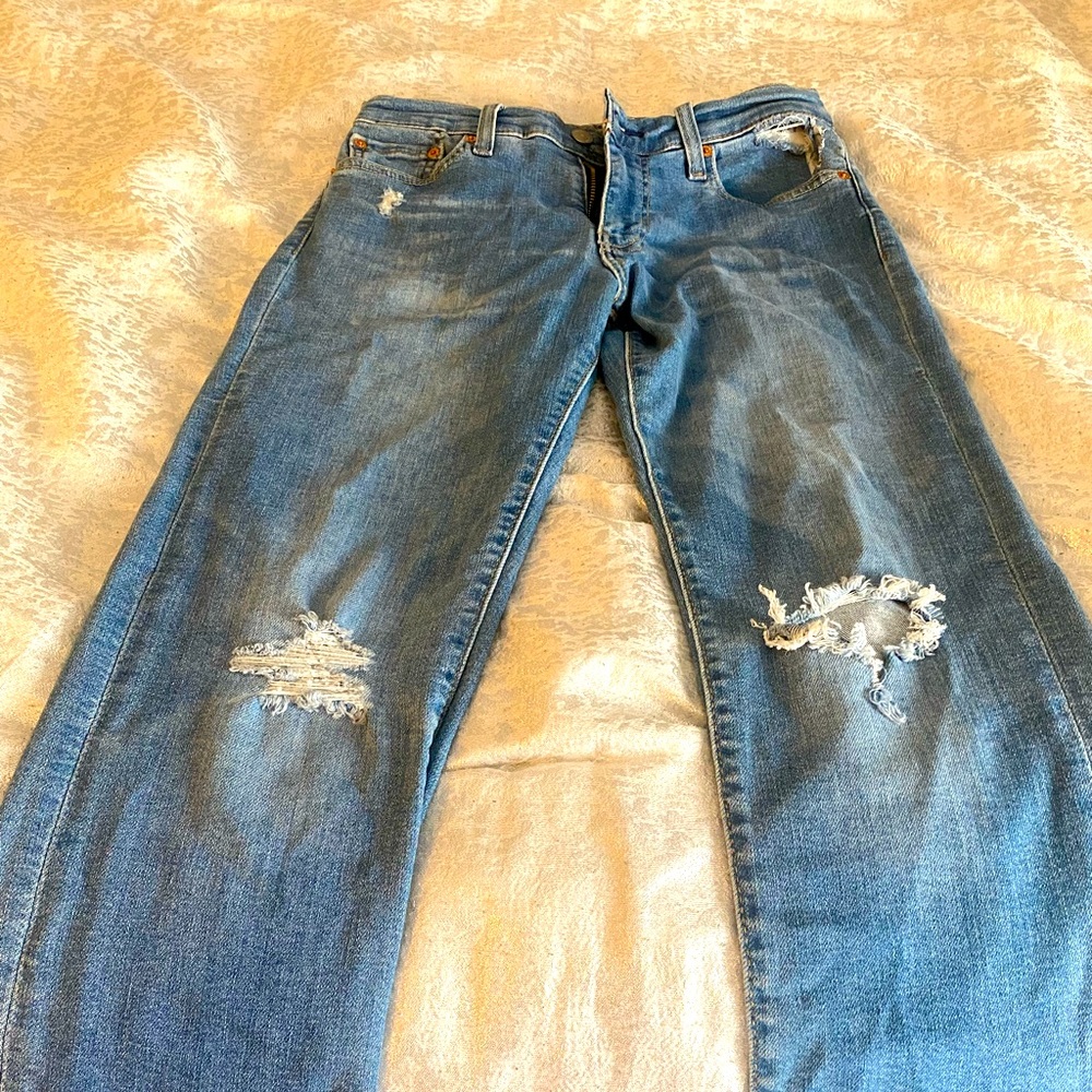 Levi Strauss & Co Women's straight leg ripped jeans